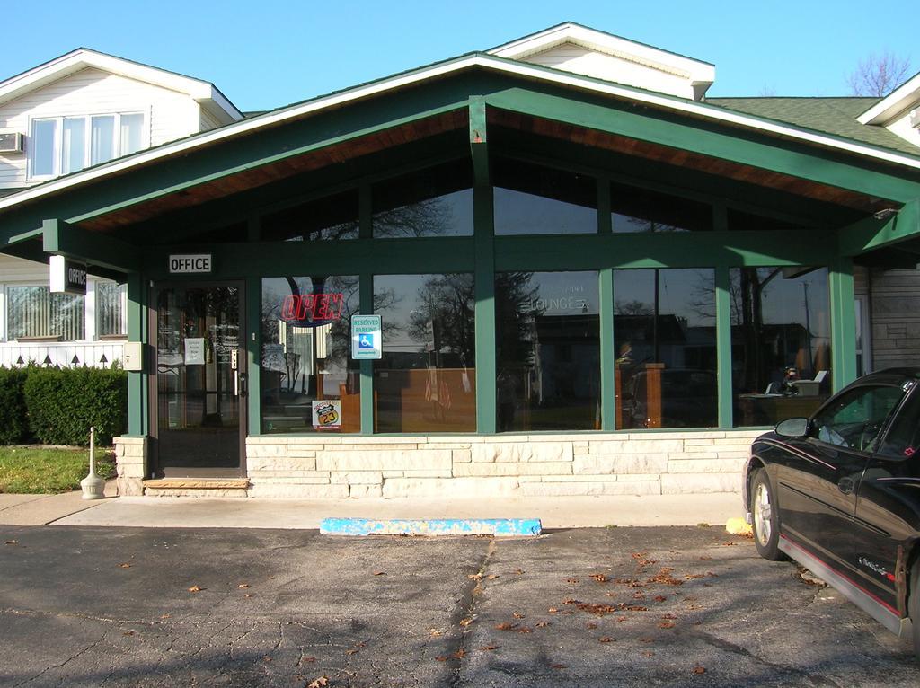 Camp Inn Lodge Oscoda Exterior photo